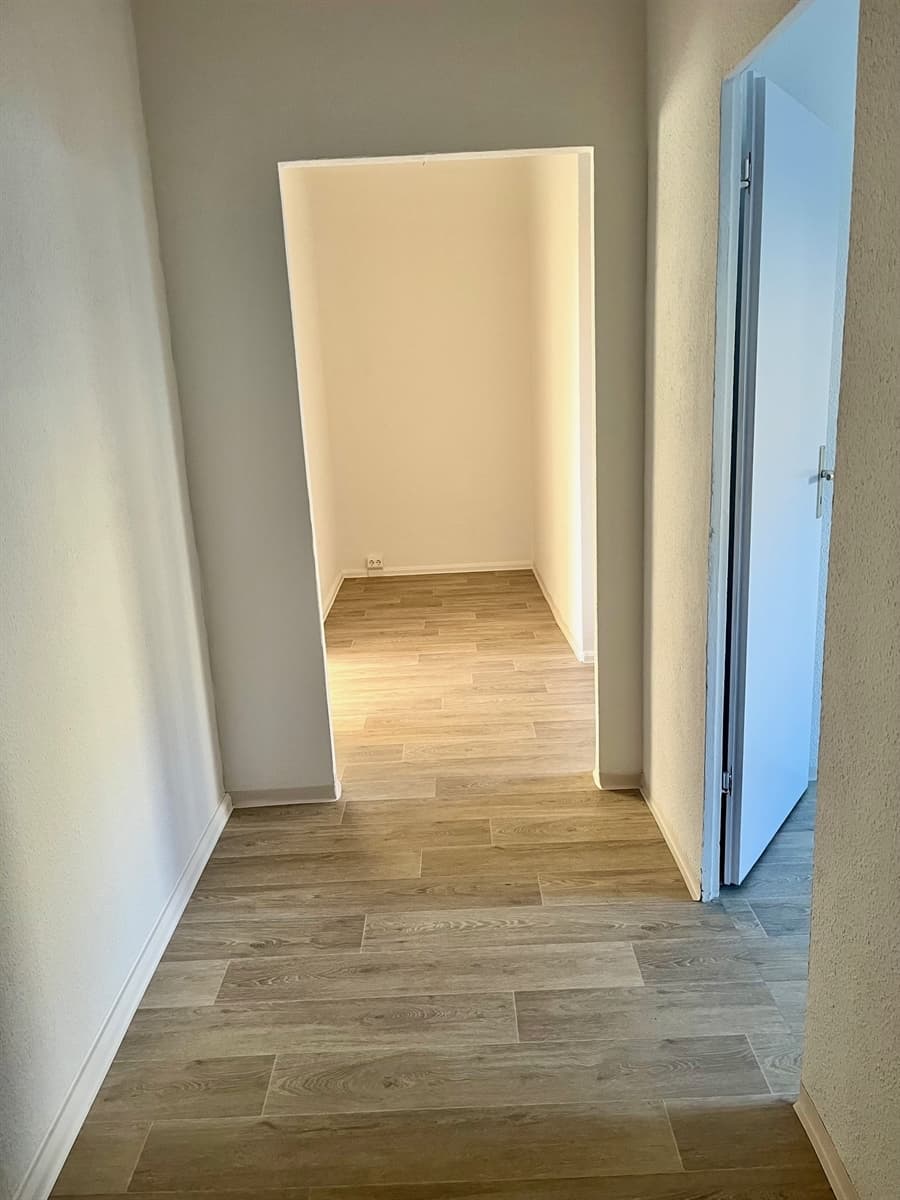 Helle 2-Zimmer-Wohnung mit Balkon im 2. Obergeschoss – frisch renoviert - Ansicht 2