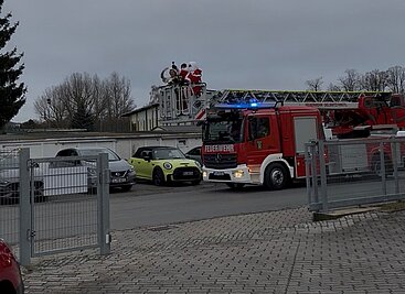 Drehleiterfahrzeug der Oelsnitzer Feuerwehr beim Adventszauber