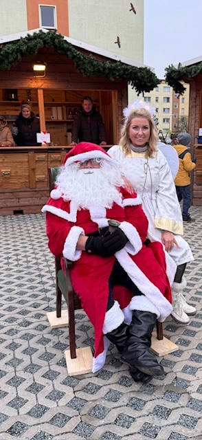 Weihnachtsmann und Weihnachtsengel beim Adventszauber